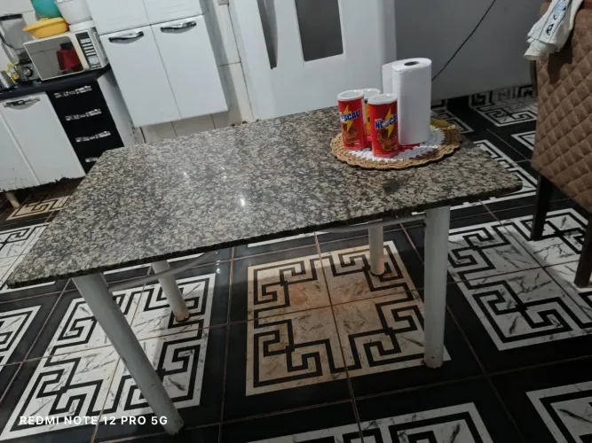 Vendo mesa de mármore 4 cadeiras