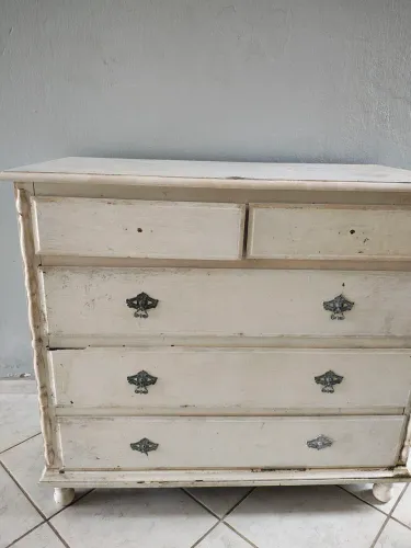 Cômoda Antiga de Madeira Maciça - Peça Vintage para Restauração