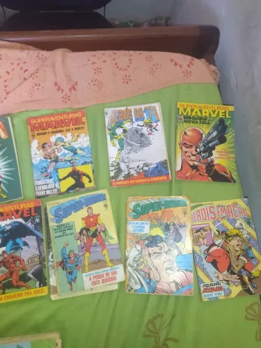 Vendo esses mangas da Marvel e algumas revistas em quadrinhos da turma da Monica total 24