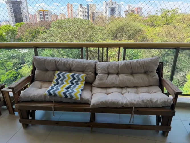 Vendo banco em madeira que vira mesa+2 banquetas +almofadas