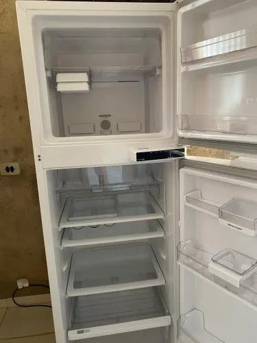 Vende-se geladeira é um sofá 