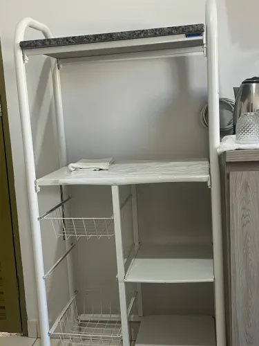 fruteira/organizador de cozinha com cestos aramados e prateleiras,