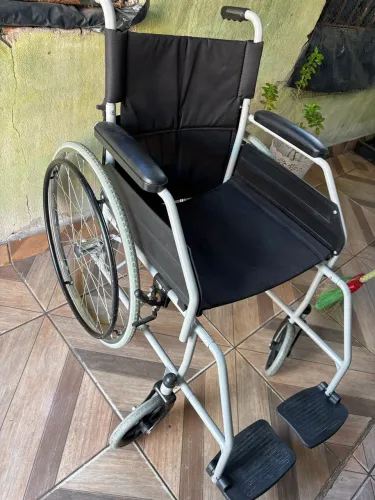 Kit com uma cadeira de rodas, cadeira de banho, um andador e uma muleta