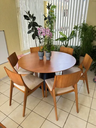 Mesa de madeira redonda com 6 cadeiras