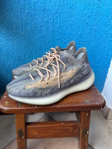 Tênis adidas yeezy 380 
