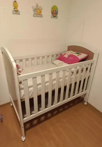 Berço com guarda roupa e comoda