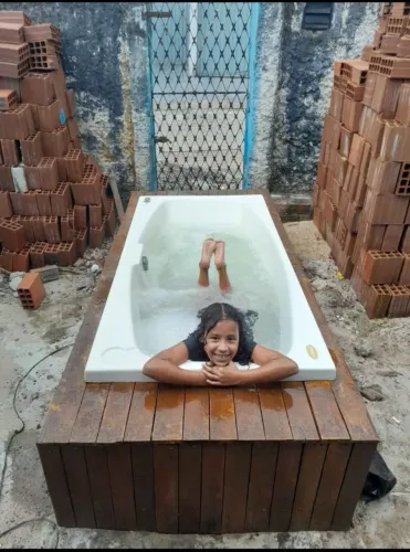Piscina hidro massagem com deck móvel completa