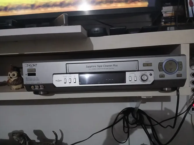 Video Cassete Sony (Acompanha várias fitas de filmes, desenhos, shows)