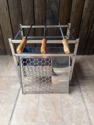 MINI CHURRASQUEIRA DESMONTÁVEL DE INOX COM GRELHA DE INOX E MAIS 3 ESPETINHOS DE ALUMÍNIO 