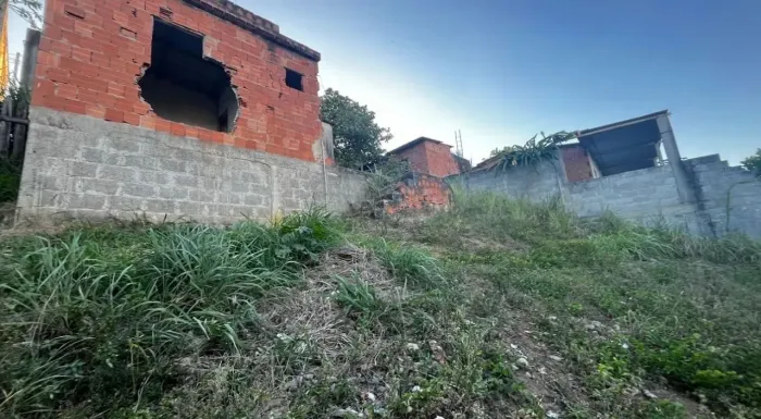 Vendo lote com meia casa construída 