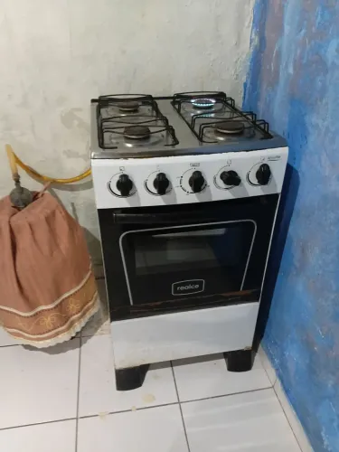 Fogão 4 bocas funcionando perfeitamente o forno tbm pf somente interessados chama no zap