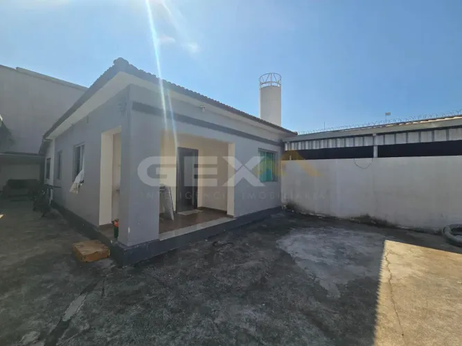 Casa de 2 quartos, com lote 20x20 e um galpão à venda no Bom Pastor.