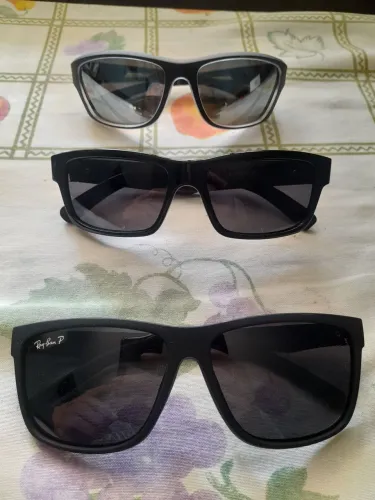 Óculos escuros, 3 por R$80