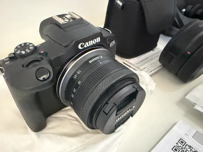 Canon R100 + Canon Mount Adapter EF-EOS R + Tripé Manfrotto + livros
