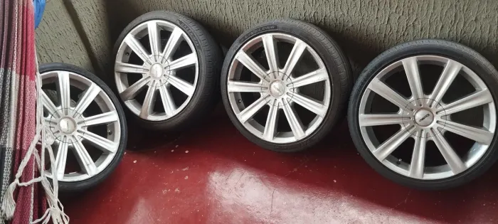 Vende-se pneus aro 17 as rodas vão de brinde 