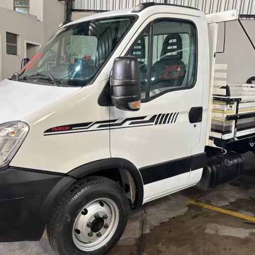 Iveco55 C 16 ano 2011 com carroceria ?