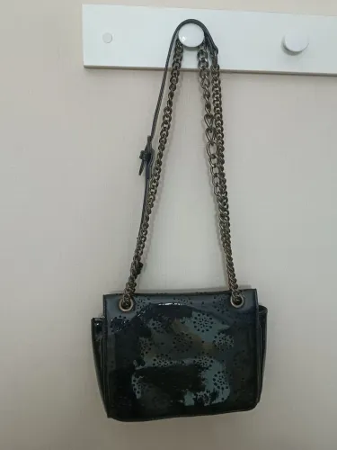 Bolsa preta Renner em verniz com correntes em ródio negro