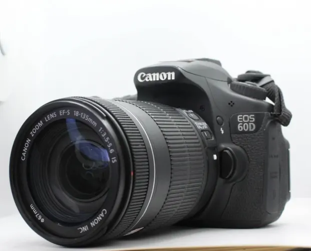 Canon 60D  com 6 mil cliques 18-135