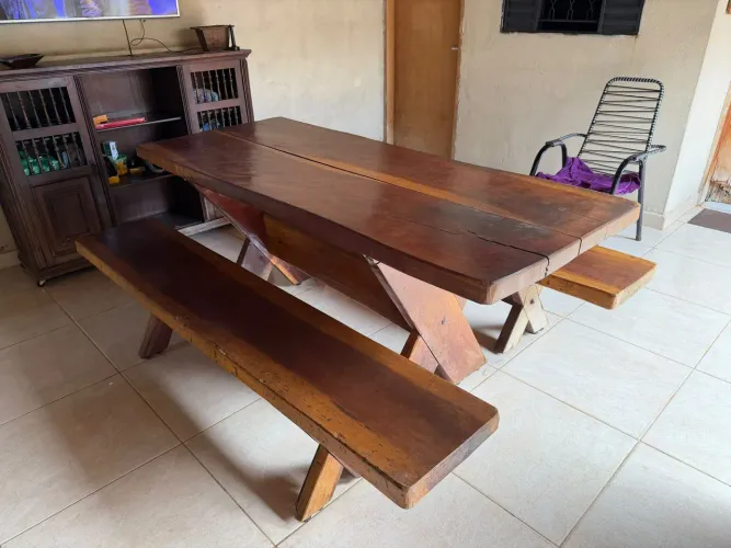 Vendo: Mesa rústica 2m e Sofá retrátil 3m