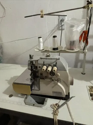 máquina de costura industrial overloque Singer