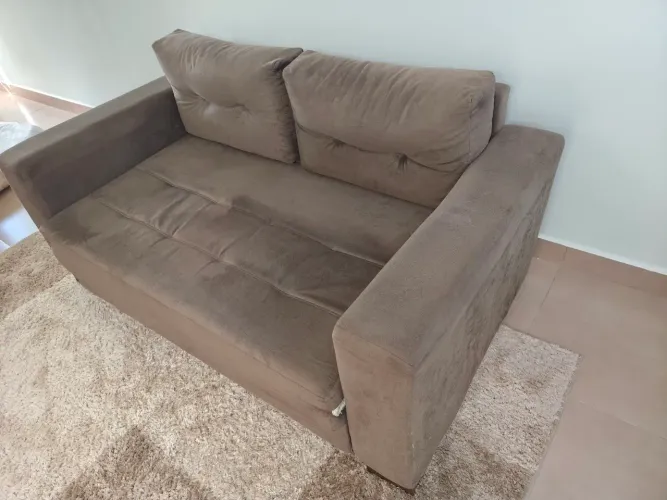 Sofá cama 3 lugares em Suede marrom. Estrado em madeira de lei. Super conservado.