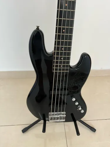 Squier by fender delux 5 cordas