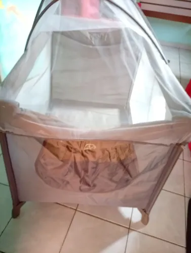 Vendo berço portátil da marca borigotto em ótimo estado de conservação.Possui mosquiteiro 