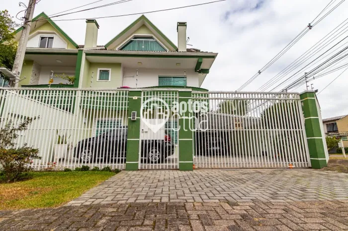 Sobrado Triplex com Elevador, 4 Suítes e Garagem para 6 Carros - Curitiba/PR