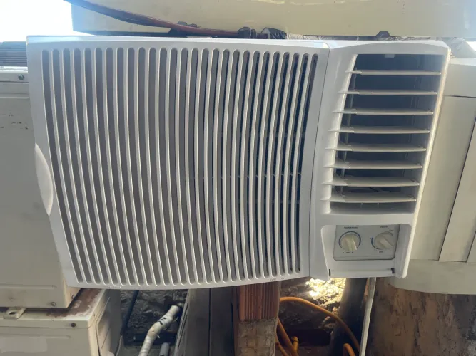 Vendo ar condicionado de 12300 btus já revisado valor 1350 reais 