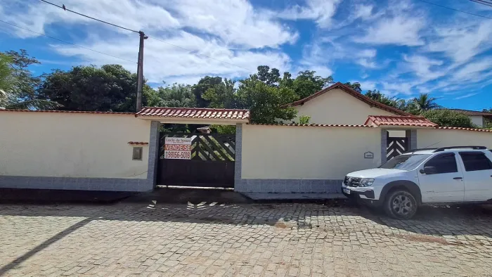 Vende-se casa com três lotes.