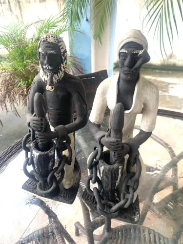 Casal de pretos velhos no pilão.