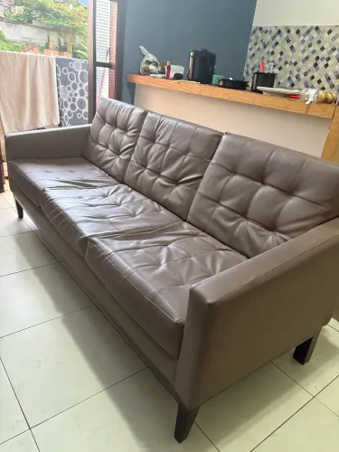 Sofá 3 lugares de couro em perfeito estado