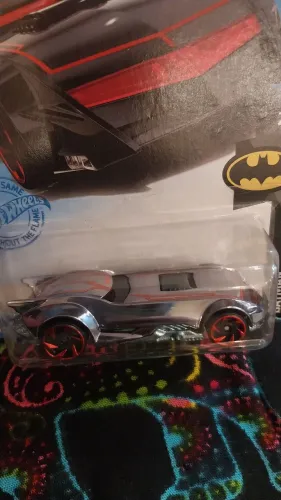 Carrinho hotweels Batman Brilho Metálico DC Malásia 2013
