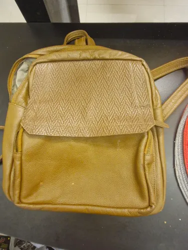 Mochila social  marrom em couro 