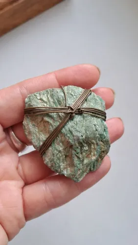 Colar com pedra natural fuchsita! Pedra associada a cura, bem estar físico e espiritual!