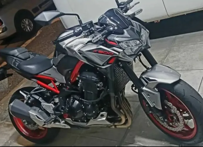 Vendo z900 ano 2023 com apenas 4.600 km rodados.