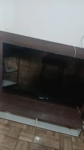 Uma tv Philips 43 polegadas smart