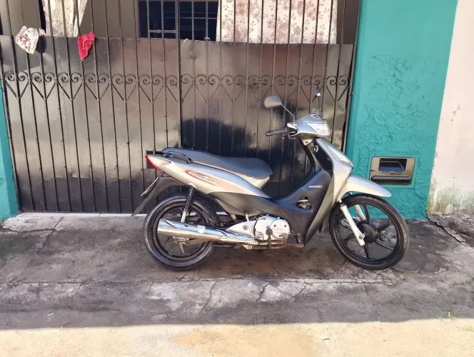 Vendo essa biz 2008 toda conservada dois pneu zero bateria Moura moto de garagem