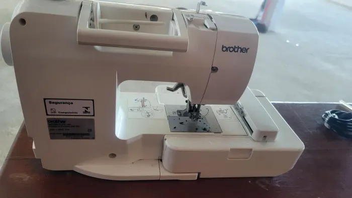 Maquina de Bordado Brother PE-450 (220V)/ aceito troca por IPhone