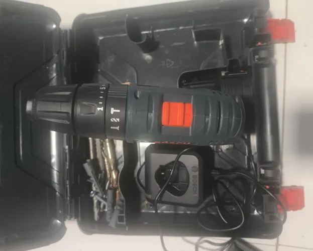 PARAFUSADEIRA E FURADEIRA DE IMPACTO BOSCH