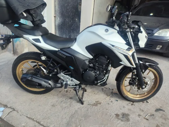 YAMAHA top Hem dia só pegar e andar não levo a lugar algun dependendo aceito troca
