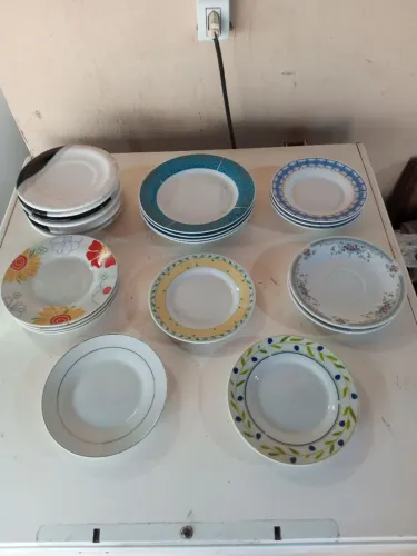 22 Pratos de Sobremesa em Porcelana Chinesa