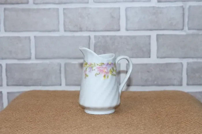 Leiteira Pequena em Porcelana Chinesa