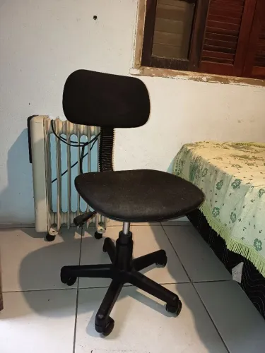 Cadeira de Escritório Secretária Giratória - Preta