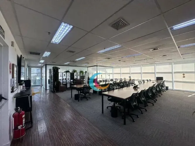 Sala comercial de 183,00m² com piso elevado, forro modular com luminárias, janelas com per