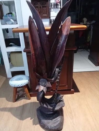 Antiga escultura em madeira árvore Amazona feita por ribeinhos locais 