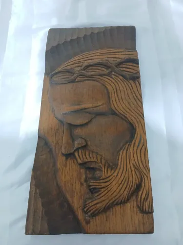 Quadro Face de Cristo esculpido em madeira com detalhes em relevo