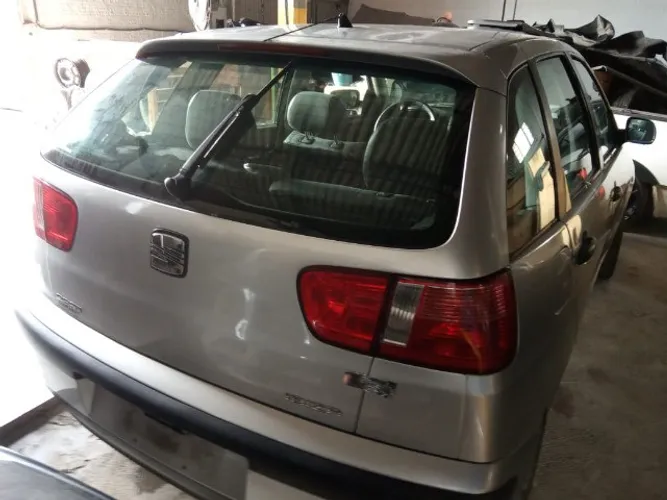 Sucata de Seat Ibiza 1.0 16v 2001 *Moldura do rádio está quebrada* para peças