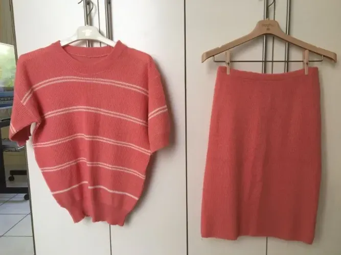 lindo conjunto em tricô (saia e blusa)
