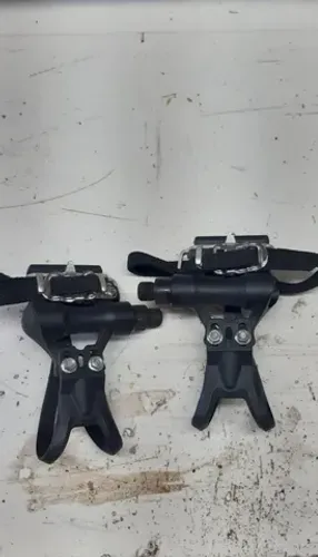 Pedal Plástico com correia